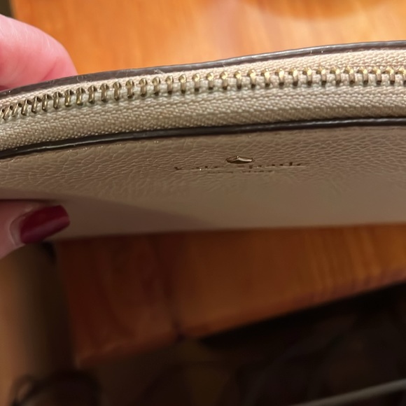 Kate Spade Wristlet in Pre Loved condition. It does have a bit of wear. - Picture 5 of 9